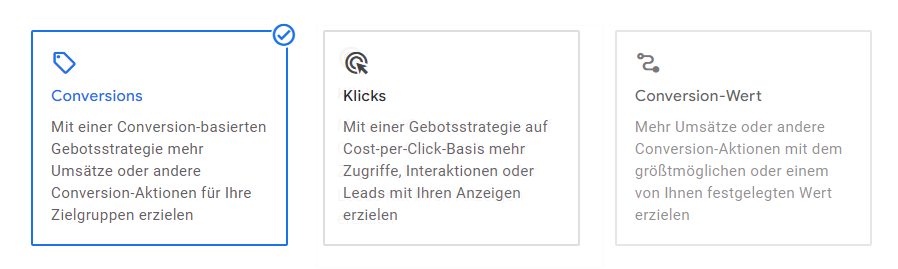 Screenshot aus Google Ads mit drei Gebotsstrategien: Conversions, Klicks und Conversion-Wert. Jede Option wird mit einer kurzen Erklärung angezeigt, wie sie den Erfolg von Anzeigenkampagnen steigern kann.