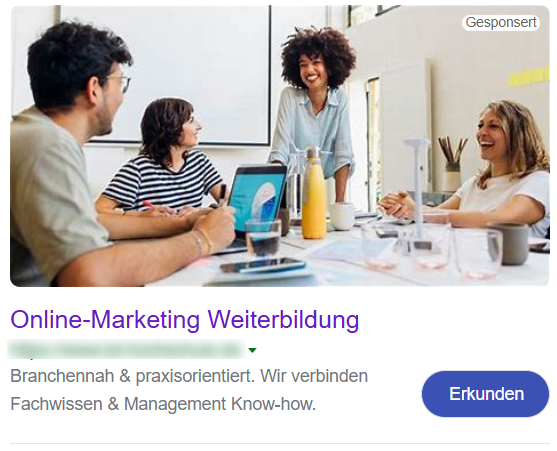 Vier Personen sitzen in einem modernen Seminarraum an einem Tisch und sprechen lächelnd miteinander. Eine Frau steht vorn und moderiert. Auf dem Tisch liegen Laptops, Notizen und Getränke. Die Anzeige bewirbt eine Online-Marketing-Weiterbildung.